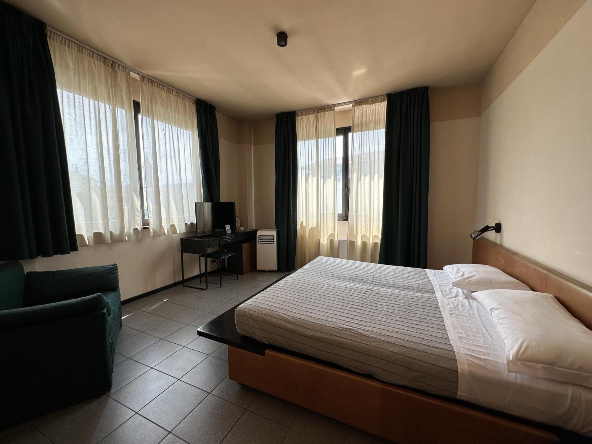 Hotel Griselda Салуцо Екстериор снимка