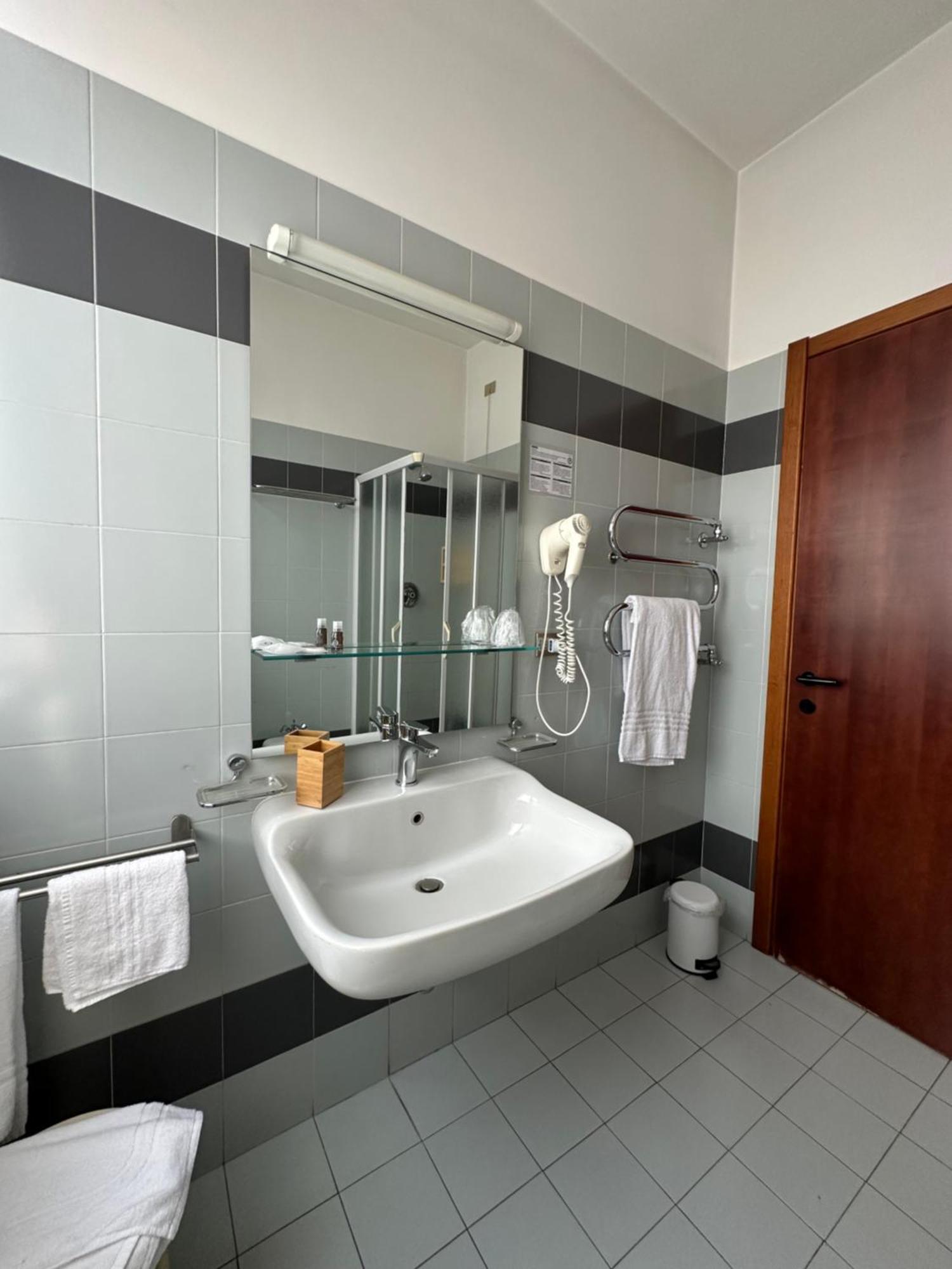 Hotel Griselda Салуцо Екстериор снимка