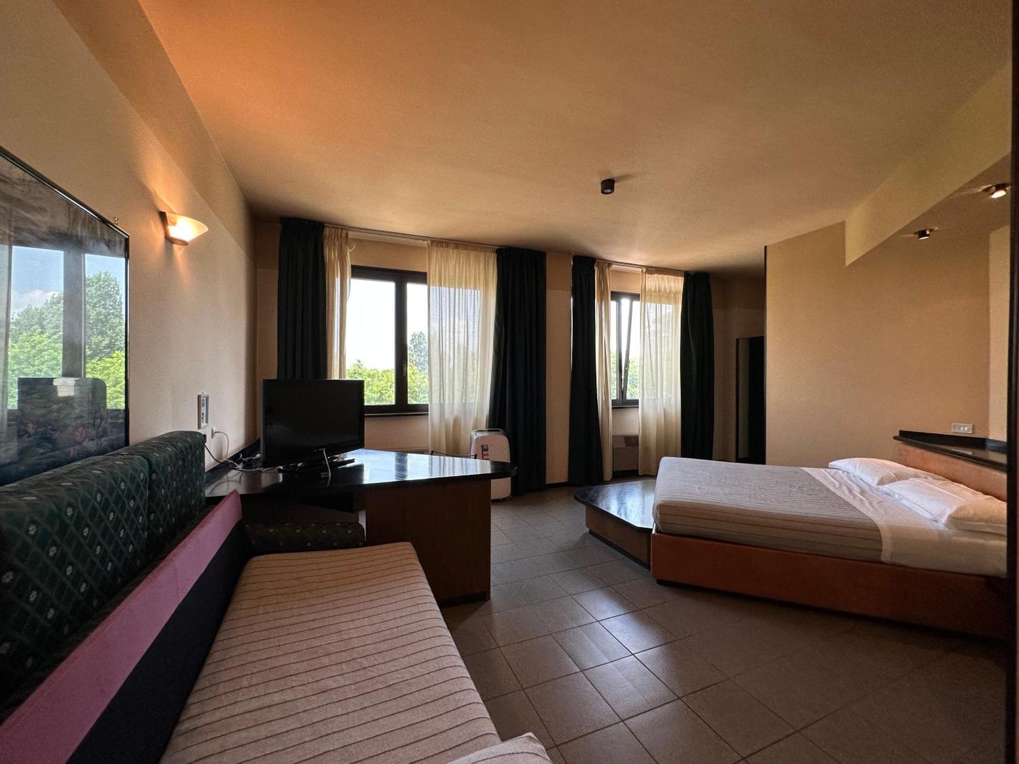 Hotel Griselda Салуцо Екстериор снимка