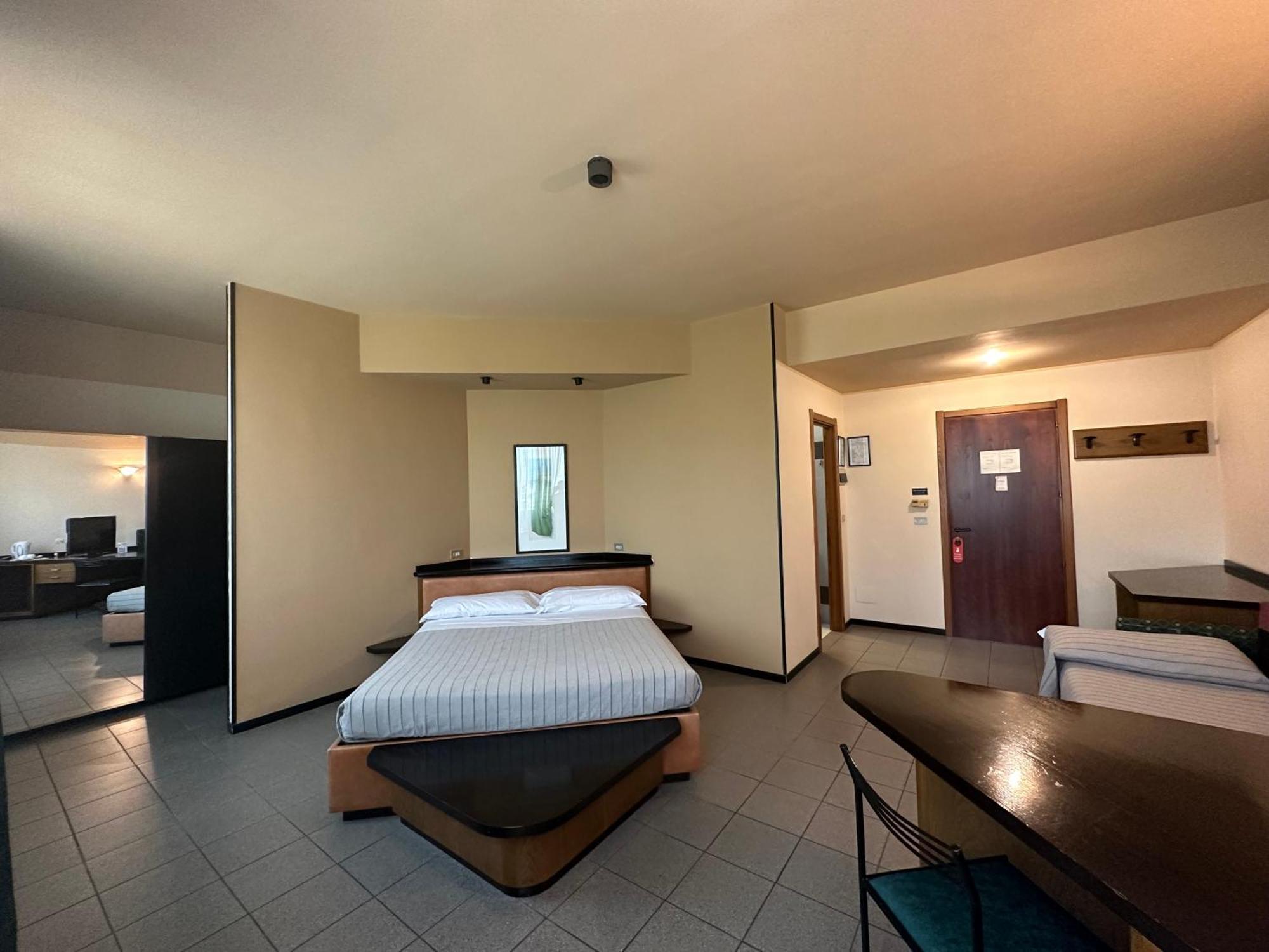 Hotel Griselda Салуцо Екстериор снимка