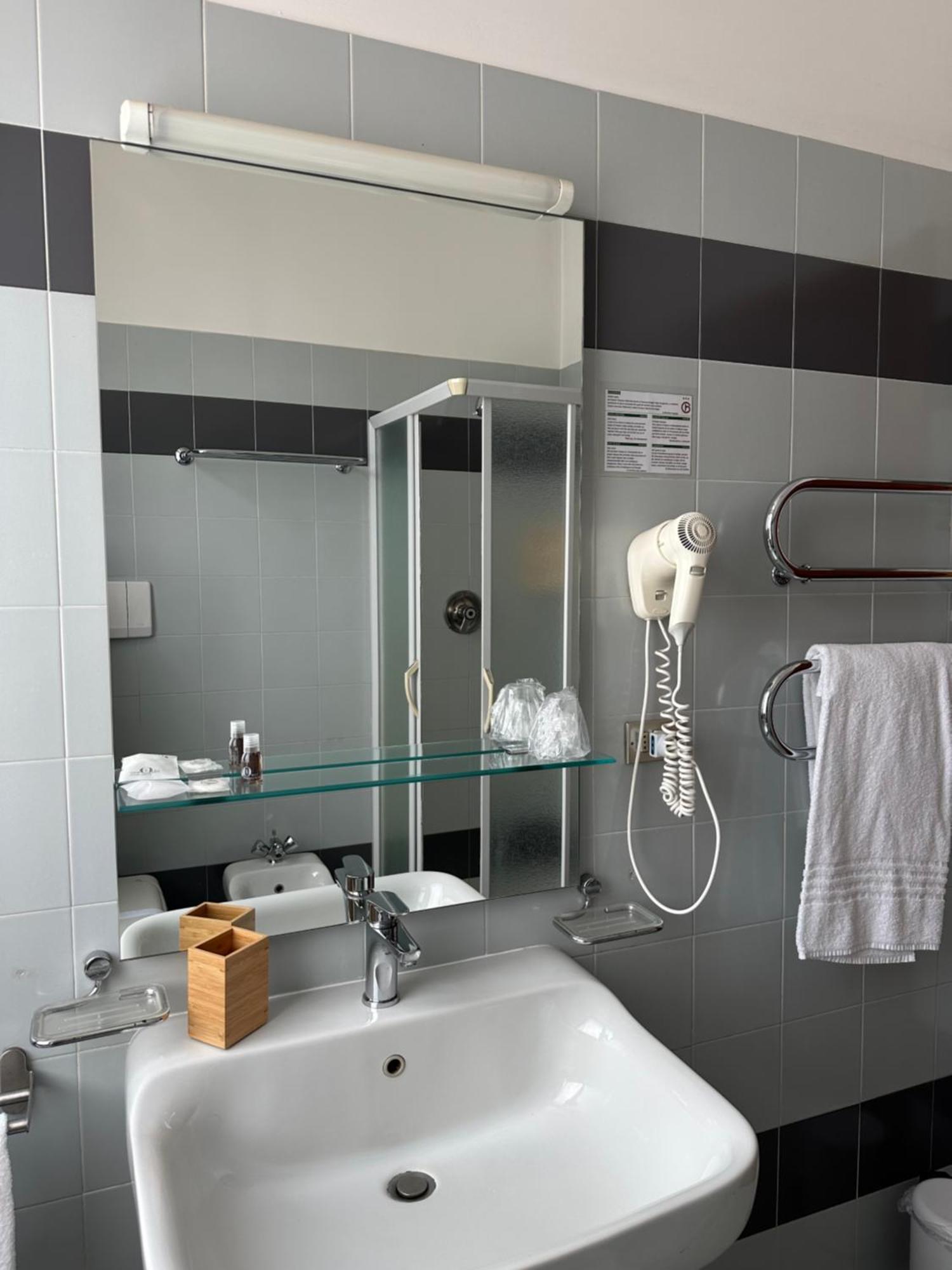 Hotel Griselda Салуцо Екстериор снимка